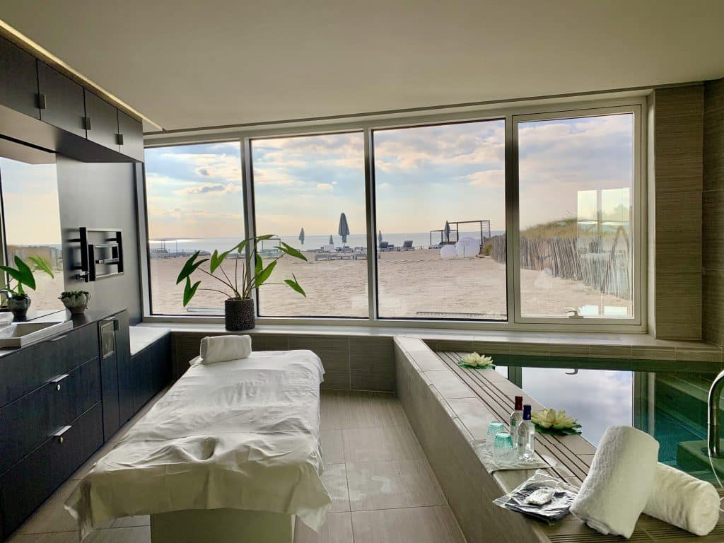 Massage room with jacuzzi at the Nuxe Spa of La Grande Terrasse in Chatelaillon, overlooking the beach at sunset